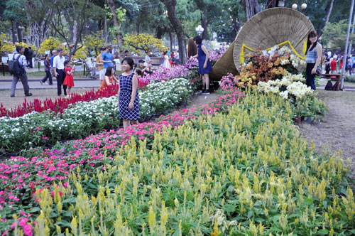 Hàng ngàn người xúng xính áo mới du xuân ở Sài Gòn - 12