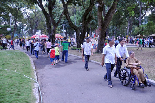 Hàng ngàn người xúng xính áo mới du xuân ở Sài Gòn - 11