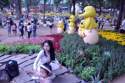 Hàng ngàn người xúng xính áo mới du xuân ở Sài Gòn - 14