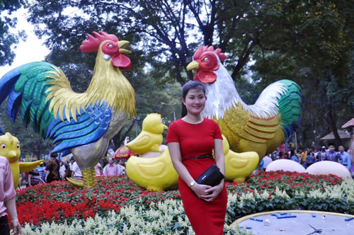 Hàng ngàn người xúng xính áo mới du xuân ở Sài Gòn - 13