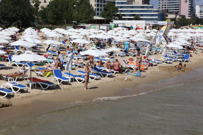 Bãi biển Sunny ở thị trấn Sozopol Bulgaria. (Giá bia: 0,85 USD/chai)