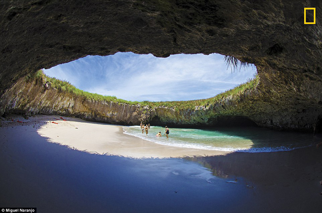 Một bãi biển nhỏ hẻo lánh tọa lạc ở Playa del Amor, quần đảo Marietas tại Mexico. Mỗi lần chỉ có 6 du khách được phơi nắng tại bãi biển này. Nó được bao quanh bởi một vòng đá ấn tượng tạo thành một “con mắt” tự nhiên trên bầu trời.