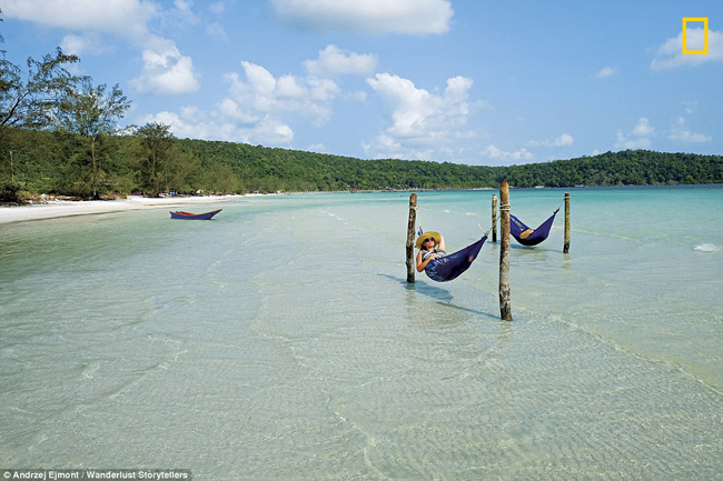 Bãi biển Lazy trên đảo Koh Rong (Campuchia) nổi tiếng với những túp lều cọ ven biển, mặt nước trong suốt tựa pha lê và bãi cát trắng mịn mềm như dải lụa nằm bên Vịnh Thái Lan.