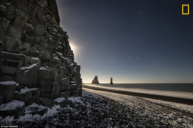 Reynisfjara Beach tại Iceland được bao phủ bởi những hạt cát đen như mực, những mảng đá bazan và từng con sóng hung tợn có thể quật ngã mọi người.