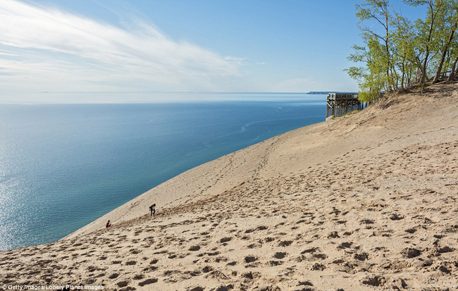 Sleeping Bear Point, Sleeping Bear Dunes gần hồ Michigan (Mỹ) nổi tiếng là nơi thu hút những người đam mê bơi ngoài trời.