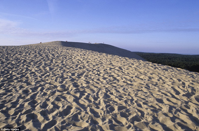 Corniche Beach tại La Teste-De-Buch, Pháp được đánh giá cao nhờ những cồn cát độc đáo trải dài mênh mông.