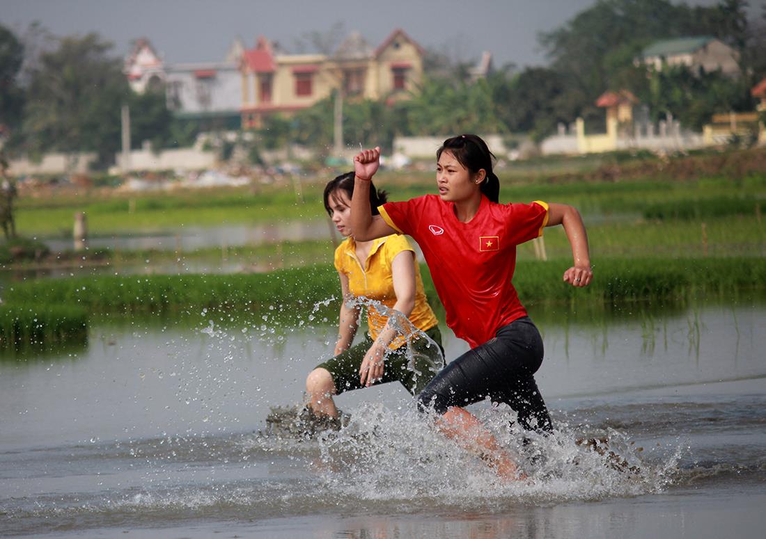 Thôn nữ xinh đẹp gục ngã khi đua tốc độ dưới ruộng nước ngày Tết - 7