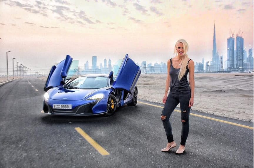 15 hình ảnh chân dài gây "sốt" trên mạng cùng siêu xe (P1) - 5