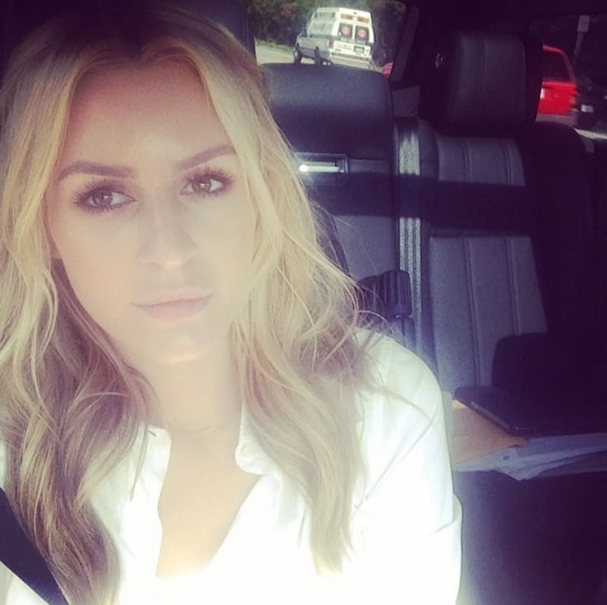 15 hình ảnh chân dài gây "sốt" trên mạng cùng siêu xe (P1) - 1