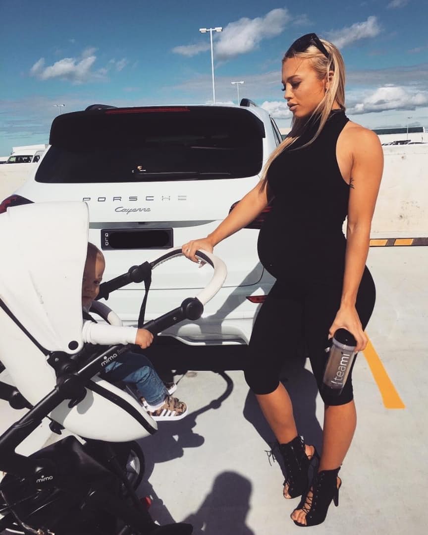 15 hình ảnh chân dài gây "sốt" trên mạng cùng siêu xe (P1) - 6