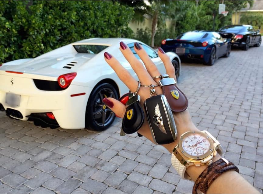 15 hình ảnh chân dài gây "sốt" trên mạng cùng siêu xe (P1) - 3