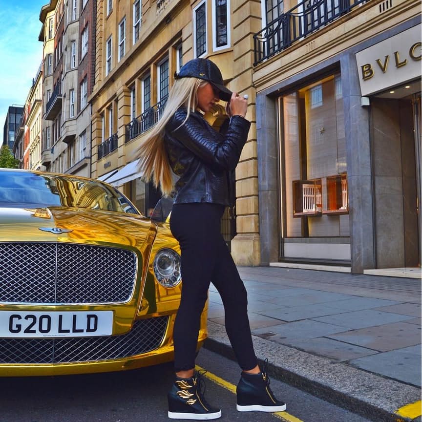 15 hình ảnh chân dài gây "sốt" trên mạng cùng siêu xe (P1) - 8