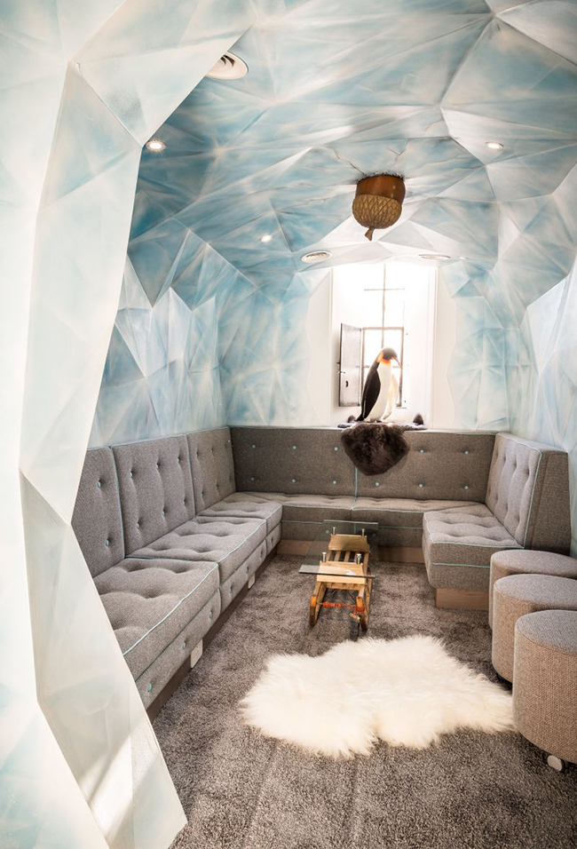 Nếu cần một nơi để thư giãn, các nhân viên có thể tìm đến các phòng có tên gọi “hang đá”. Nơi đây được thiết kế giống với nội thất của một căn lều tuyết nhưng vẫn không mất đi vẻ “sang chảnh”.