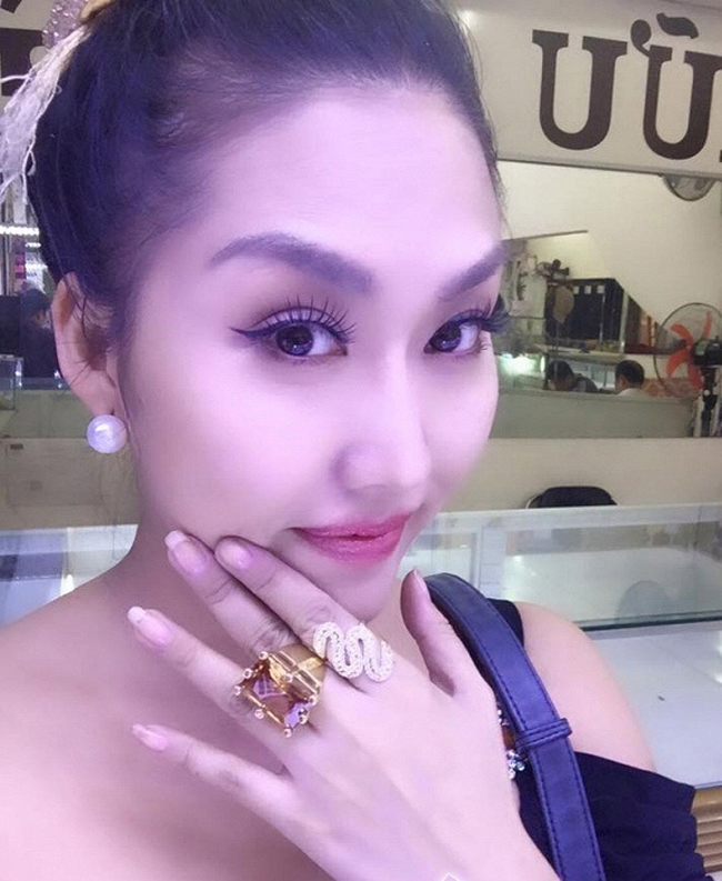 Không ít lần, Phi Thanh Vân khoe vàng "lấp lánh" trên trang cá nhân.