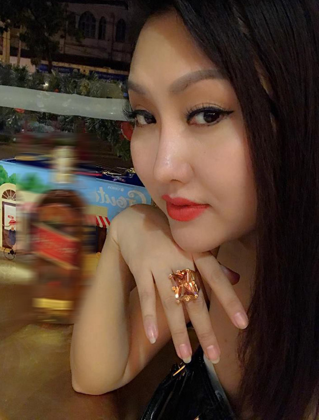 Phi Thanh Vân từng chia sẻ, cô tự thấy mình là người của công chúng nên luôn phải nổi bật với trang phục gợi cảm, phụ kiện sang trọng, đắt tiền nhất. 