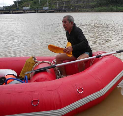 Người đàn ông hơn 30 năm “rong chơi” dưới đáy Biển Hồ - 5