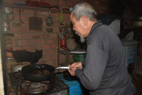 Người đàn ông hơn 30 năm “rong chơi” dưới đáy Biển Hồ - 6