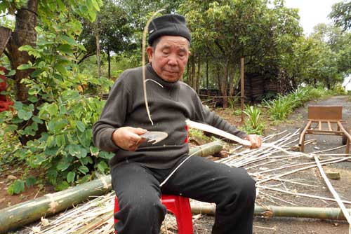 Người đàn ông hơn 30 năm “rong chơi” dưới đáy Biển Hồ - 1