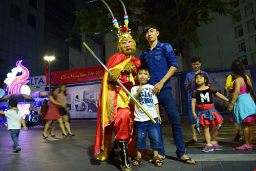 &#34;Tôn Ngộ Không&#34; đại náo đường hoa Nguyễn Huệ đầu xuân - 4