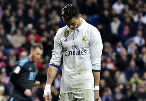 Ronaldo đau đớn vì bị fan Real Madrid la ó - 1