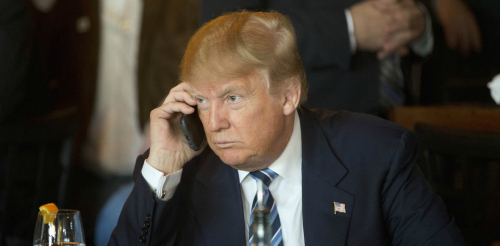 Bị ngăn cản Donald Trump vẫn “trung thành” với Galaxy S4 - 1