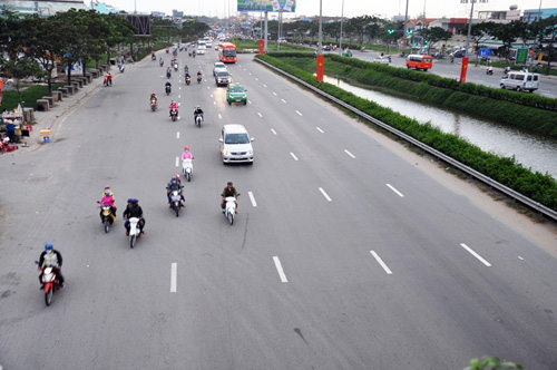 Người dân trở lại Sài Gòn bon bon trên đường phố thông thoáng - 1
