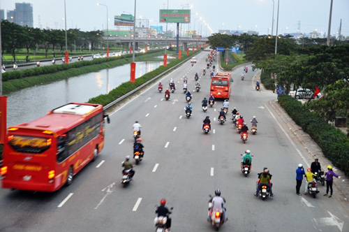 Người dân trở lại Sài Gòn bon bon trên đường phố thông thoáng - 13