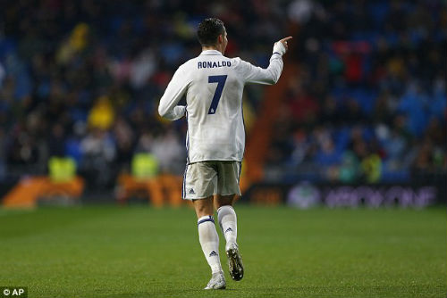 Ronaldo ăn mặc hầm hố dự tiệc sinh nhật bồ xinh 9x - 5