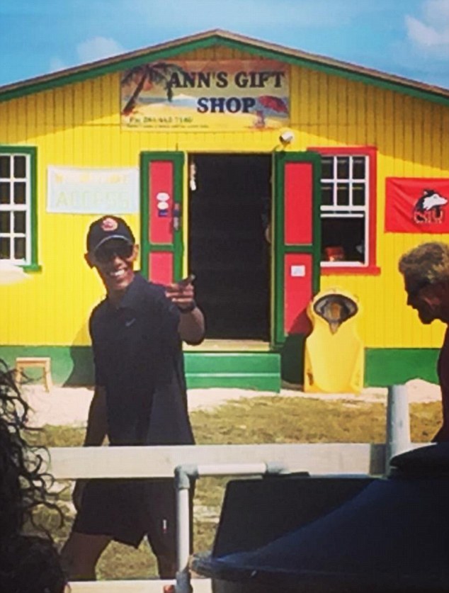 Hết nhiệm kỳ, gia đình Obama đi chơi với tỉ phú Anh - 2