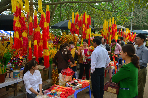 Trèo lên đầu nhau để cướp lộc ở hội Gióng - 12