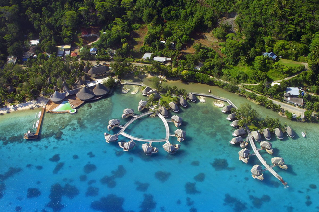 1. Matira Beach, Bora Bora, Polynesia thuộc Pháp: Bora Bora chính xác là những gì bạn hy vọng tìm thấy ở Nam Thái Bình Dương. Với những hồ nước xanh biếc, nước chảy hiền hòa, những cây cọ, cá heo và núi lửa làm nền tô điểm thêm khung cảnh.