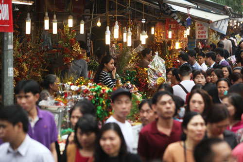 Tranh thủ giờ nghỉ trưa, ngàn người chen nhau lễ Phủ Tây Hồ - 5