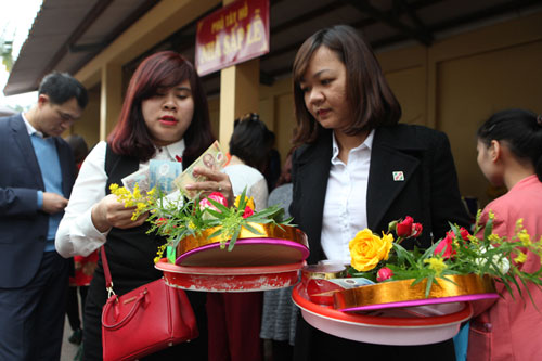 Tranh thủ giờ nghỉ trưa, ngàn người chen nhau lễ Phủ Tây Hồ - 9