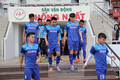 U23 VN: Thầy trò Hữu Thắng – Công Phượng đội mưa tập luyện - 1