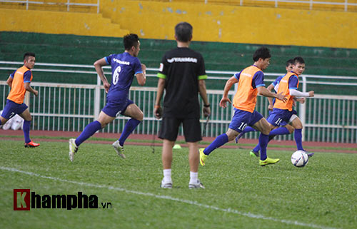 U23 VN: Thầy trò Hữu Thắng – Công Phượng đội mưa tập luyện - 10