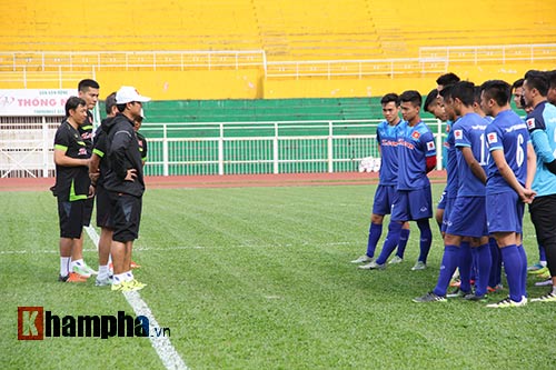 U23 VN: Thầy trò Hữu Thắng – Công Phượng đội mưa tập luyện - 4