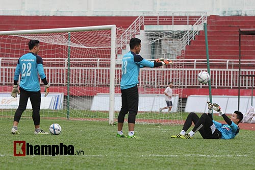 U23 VN: Thầy trò Hữu Thắng – Công Phượng đội mưa tập luyện - 6