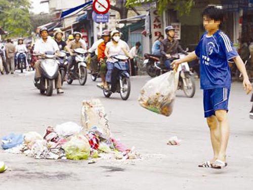 Ai có quyền phạt người tè bậy, vứt tàn thuốc bừa bãi - 1