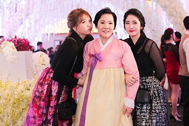 Trong đám cưới cuối năm 2016 của Hari Won, lần đầu tiên cả gia đình nữ ca sĩ lộ diện trước công chúng và khiến nhiều người ngưỡng mộ bởi nhan sắc. Mẹ ruột của Hari Won diện Hanbok xinh đẹp bên cạnh hai cô con gái nhỏ là Maria (trái) hiện đang sống ở Hàn Quốc và em út Rudya Yoo (phải) đang ở cùng mẹ và anh trai ở TPHCM.