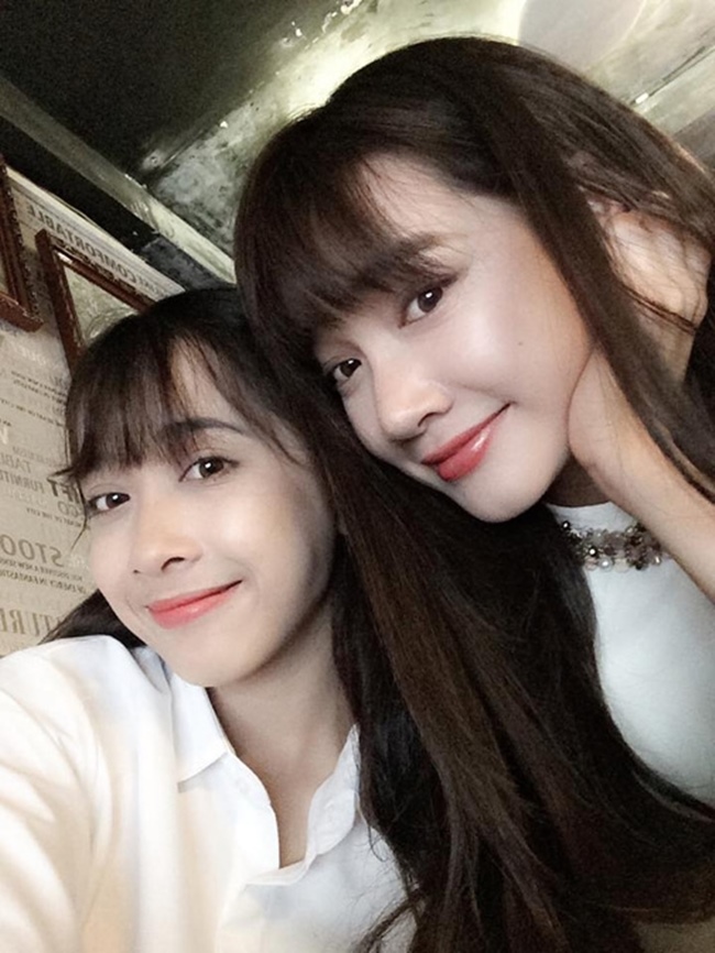 Ngoài chị, Nhã Phương còn có cô em gái sinh năm 1992 tên là Phương Anh.