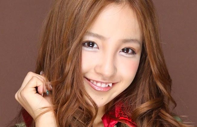Tại Nhật Bản, những cô gái có hàm răng khểnh được xem là xinh đẹp. 