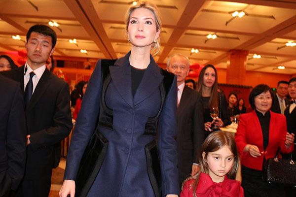 Ivanka Trump bất ngờ đưa con gái chúc Tết đại sứ quán TQ - 3