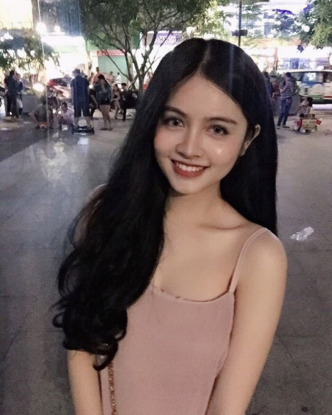 Với nụ cười khả ái, nước da trắng ngần và gương mặt hài hòa, đậm nét Á Đông... cô gái được mệnh danh "hot girl phố Nguyễn Huệ" thu hút sự chú ý của nhiều người. 