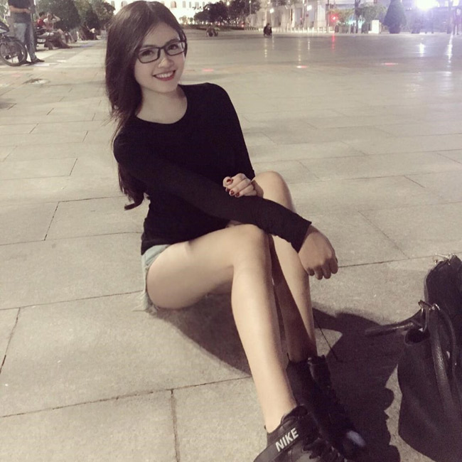 Danh tính của cô nàng diện đồ ngủ xuống đường nhanh chóng được tìm ra. Đó là Trang Hồ Vĩnh Như (sinh năm 1995), sinh ra và lớn lên ở TP.HCM. 