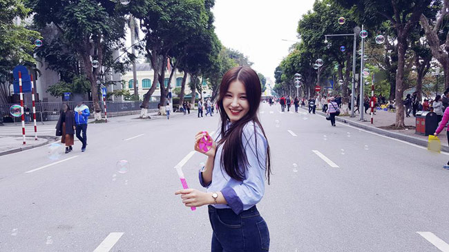Những khoảnh khắc cô nàng dạo chơi trên phố đi bộ Hà Nội được đăng tải trên Facebook hút hàng nghìn lượt thích. 