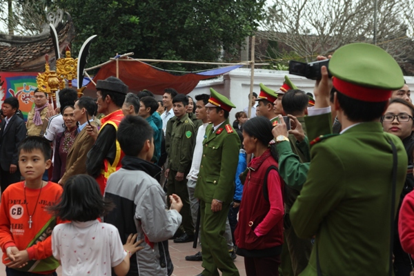 Trai làng buồn thiu vì hội cướp phết thành hội… sờ phết - 10