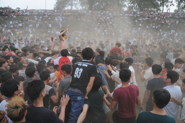 Trai làng buồn thiu vì hội cướp phết thành hội… sờ phết - 14