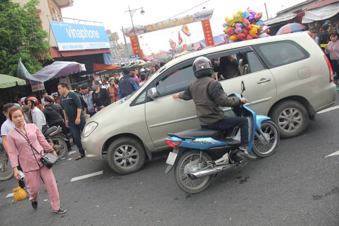 Chưa vào hội, chợ Viềng đã thu 100 ngàn đồng chỗ gửi ô tô - 3