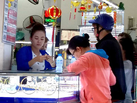 Vàng, USD ‘đau đầu’ với... ông Trump - 2