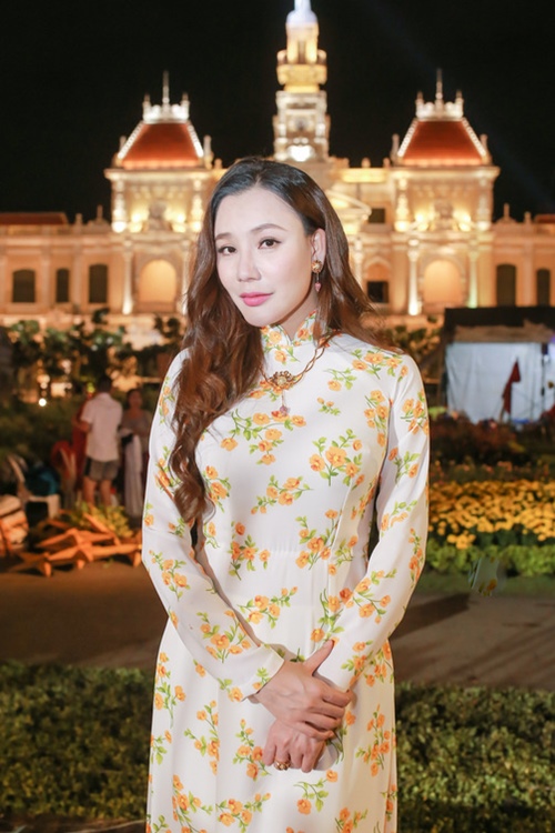 37 tuổi, Hồ Quỳnh Hương vẫn được bố đưa đón đi diễn - 4